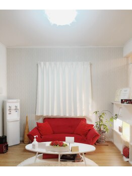 クールグラシュー(couer gracieux)/待合も赤と白