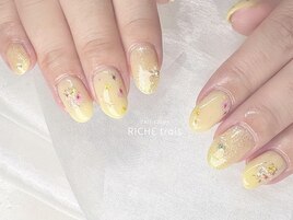 パステルカラーの押し花ネイル