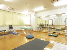 中台ゴルフセンターの雰囲気（トレーニングルームでは加圧トレーニングを実施）