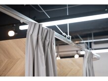 エナ(ena)/落ち着いた雰囲気の店内