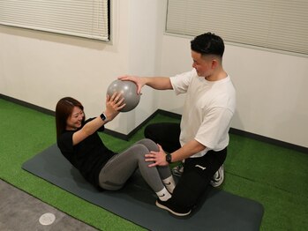 ユナイツ(UNITES)の写真/【江坂駅徒歩1分/22時迄営業】手ぶらで通えるパーソナルジム★お水・ウェア上下・シューズのレンタル無料◎