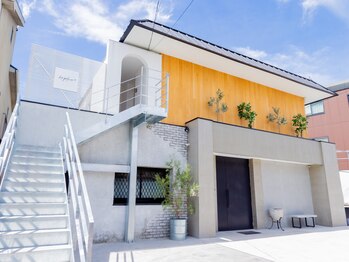 カピリナ(kapilina)/オシャレな外観。お店は2階です