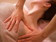 エム(emu)/デコルテマッサージ