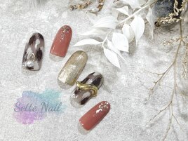 秋カラーのリングネイル