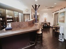 ハワイアンが静かに流れる店内で、ゆっくりカフェタイムを♪