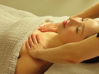 ラボヌール(La Bonheur)の写真/【首・肩こりなどお悩みの方に◎】ヘッドスパとアロマオイルでデコルテ・首・肩周りをほぐし流します♪