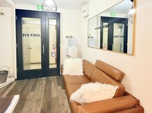 ジューシーアイ 志木店(Juicy Eye)の雰囲気(受付前にあるソファーでお待ちいただけます◎)