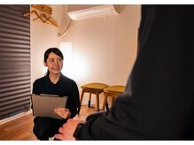 神腕 築地の雰囲気(施術前に体の状態をカウンセリングいたします。)