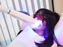 スマイルホワイトの雰囲気（最新のマシンが短時間で溜まった黄ばみをゴッソリ落とします。）