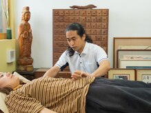 篠原鍼療院の雰囲気（脈とお腹の状態から体全体の状態を把握します。）
