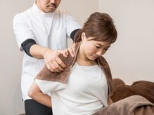 月と手の雰囲気（首・肩・肩甲骨周りをグイグイほぐす！施術後のスッキリ感に衝撃）