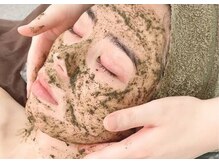 ハーブピーリング　ターンオーバーを促しみずみずしいお肌へ。