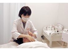 個室に移動、熟練の施術と最新機械をご満喫ください