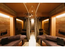 カーテンで仕切られた半個室