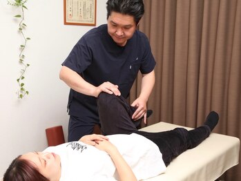 心斎橋ともえ整骨院の写真/【腰痛/肩こり/手足のしびれにも◎】お悩みの原因になる猫背、反り腰、巻き肩などの歪みを解消◎