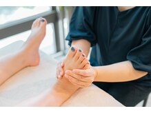 施術風景　足裏の色や張りを見てしっかりほぐしていきます