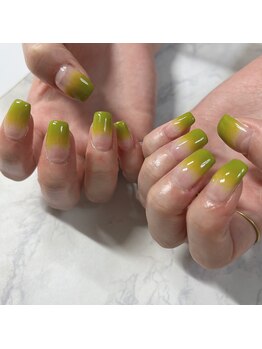 ブラン(blanc)/黄緑グラデーションネイル