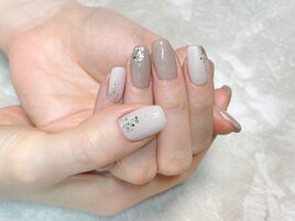 グレージュ×ホワイトネイル