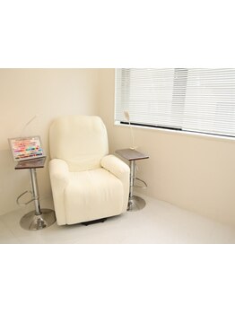 リクライニングチェアのあるサロン