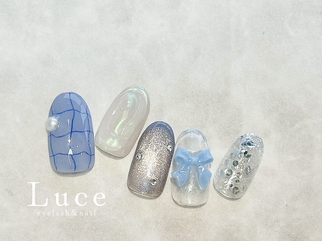 2025年-2026年冬トレンド】ブルー リボンのネイルデザイン集｜人気順