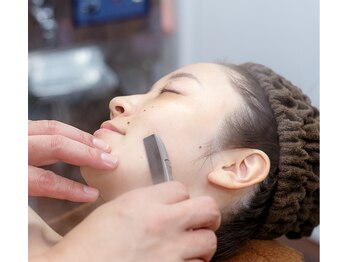 キュア アンド ケア ラボ タカハシ(TAKAHASHI )/額からもみあげの生え際も美しく