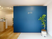 パフェ(pafe)の雰囲気（お店のイメージカラーと真鍮のpafeのロゴ）