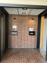 フリーサロントイロ リラクゼーションソルイチマルゴーヨン(free salon toiro)/左側のドアがサロンになります