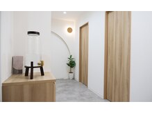 カサネ 金沢西泉店(KASANE)の雰囲気（KASANE全スタジオの中で唯一「MUKU NO MIZU」を採用しています！）