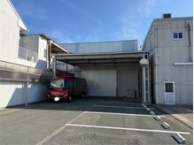 アイブロウレイン 豊橋下地店(Rain)の雰囲気(こちらの倉庫のバス裏にあるドアからお入り下さい)