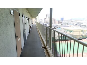 ポラリス整体院/テニスコートの見える道を直進。