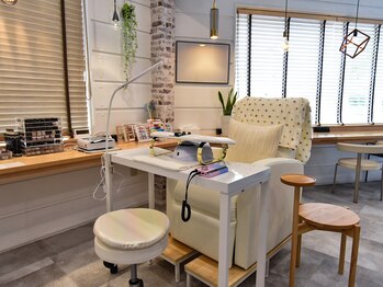 サロン ド スター(salon de starrrrr)の写真/広々とした個室でリフレッシュ☆ラグジュアリーな空間で気分も上がる♪貴方だけの特別なネイル時間を満喫◎
