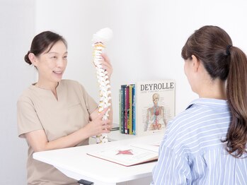 女性に寄り添うヒロミカイロ整体 六本木(女性に寄り添うHiromiカイロ整体)の写真/小規模プライベート空間で叶う本格オーダーメイドカイロ。女性特有の歪みを整え、理想の美ボディへ導きます