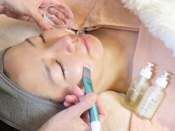 オリエンタルビューティー(ORIENTAL BEAUTY)の写真/《ラミネーションピール×プラズマ》年齢に負けない美肌作りをサポート◎理想的な毛穴レス肌に導きます♪