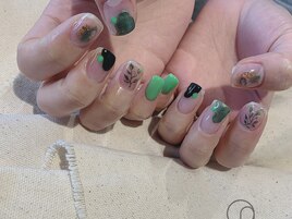 ネオンカラーで個性派な春ネイル