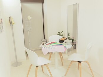 ル クレール(Le Clair)の写真/完全個室なのでお肌のお悩みなどお気軽に相談ください♪パーソナルカラー診断後結果の資料お渡しあり◇