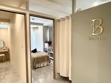 清潔感のあるホワイトベースの空間緊張をほどく柔らかな雰囲気