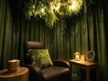 深い森をコンセプトにした店内は、癒やしのヒノキとアロマの香り