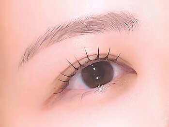 モナ(MoNa)の写真/ナチュラル目元に♪まつ毛パーマのロッドは30種常備！ダメージが気になる方におすすめケアパーマも◎