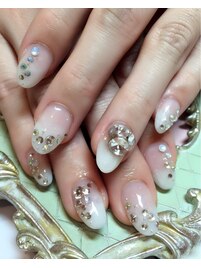 白グラデーションで冬ネイル