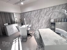 エルピア(Elpia)の雰囲気（グレーと白を基調とした落ち着いた店内です。[金山/名古屋］）