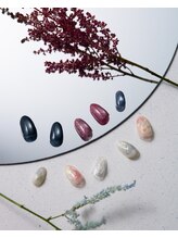 3か月ごとに四季をテーマにデザインが変わる『四季_冬ネイル(12・1・2)月限定)(エイジングハンドケア付)』