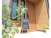 しわ華の雰囲気（植物とウエルカムボードがお出迎え◎）
