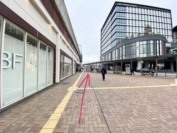 サロンドキー 姫路店(salon de:keY)/ピオレヤング館を左手に直進