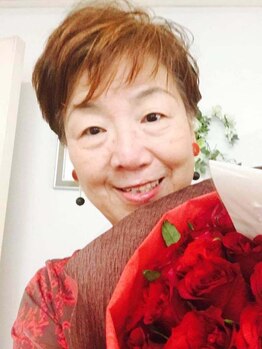 プチローズ/赤の洋服と薔薇の花でご機嫌です