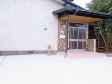 駐車場はこちらに！広々お使い頂けます☆