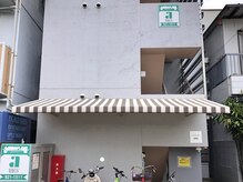 プライベートアイサロン オンリ(onri)の雰囲気（しましま屋根の自転車置き場が目印☆建物右側から入った1階です）