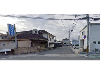 トータルボディケア きみんち/入口の目印【青い看板・大成組】