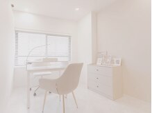 清潔感があるホワイト基調のネイルブース♪