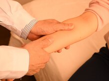 エルンテ整体/首の骨の調整は腕と手指だけ