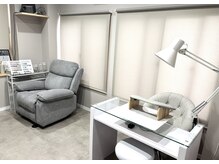 レゾナンス(RESONANCE)の雰囲気（ハンド、フットネイルの施術部屋です。プロジェクター完備◎）